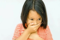 Vì sao trẻ hay bị ọe khan và nên làm gì để xử lý hiệu quả?
